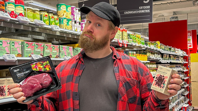 gutt som holder biff i en hånd og bønner i den andre hånda.