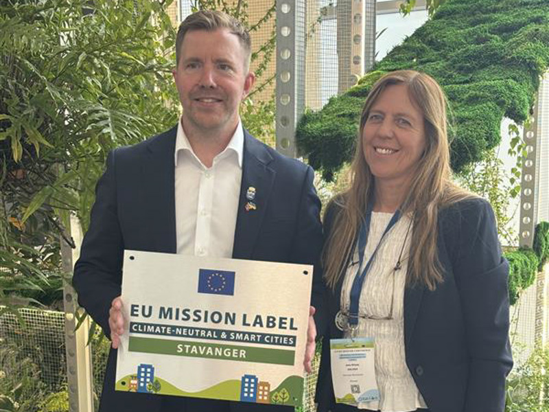 Ordfører og klima- og miljøsjefen som holder en plakat.