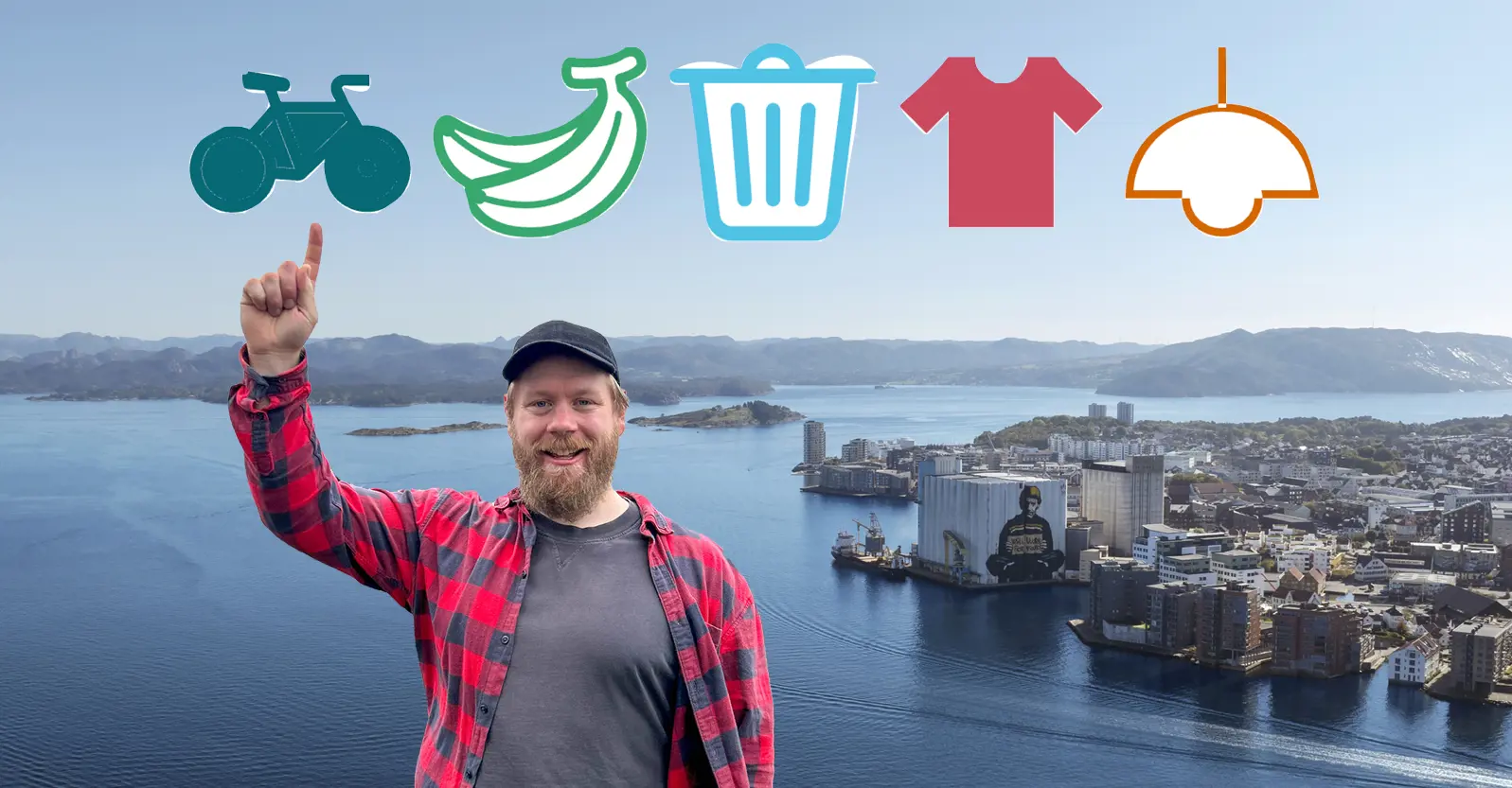Smilende mann med skjegg, iført svart caps og rød- og svartrutete skjorte, peker opp mot fem fargerike illustrasjoner. Den første illustrasjonen er en mørke blå sykkel, den andre er en grønn bananklase, den tredje er en lyseblå søppelbøtte, den fjerde en rød t-skjorte og den femte en oransje lampe. Disse skal illustrere hverdagslige og bærekraftige tiltak.