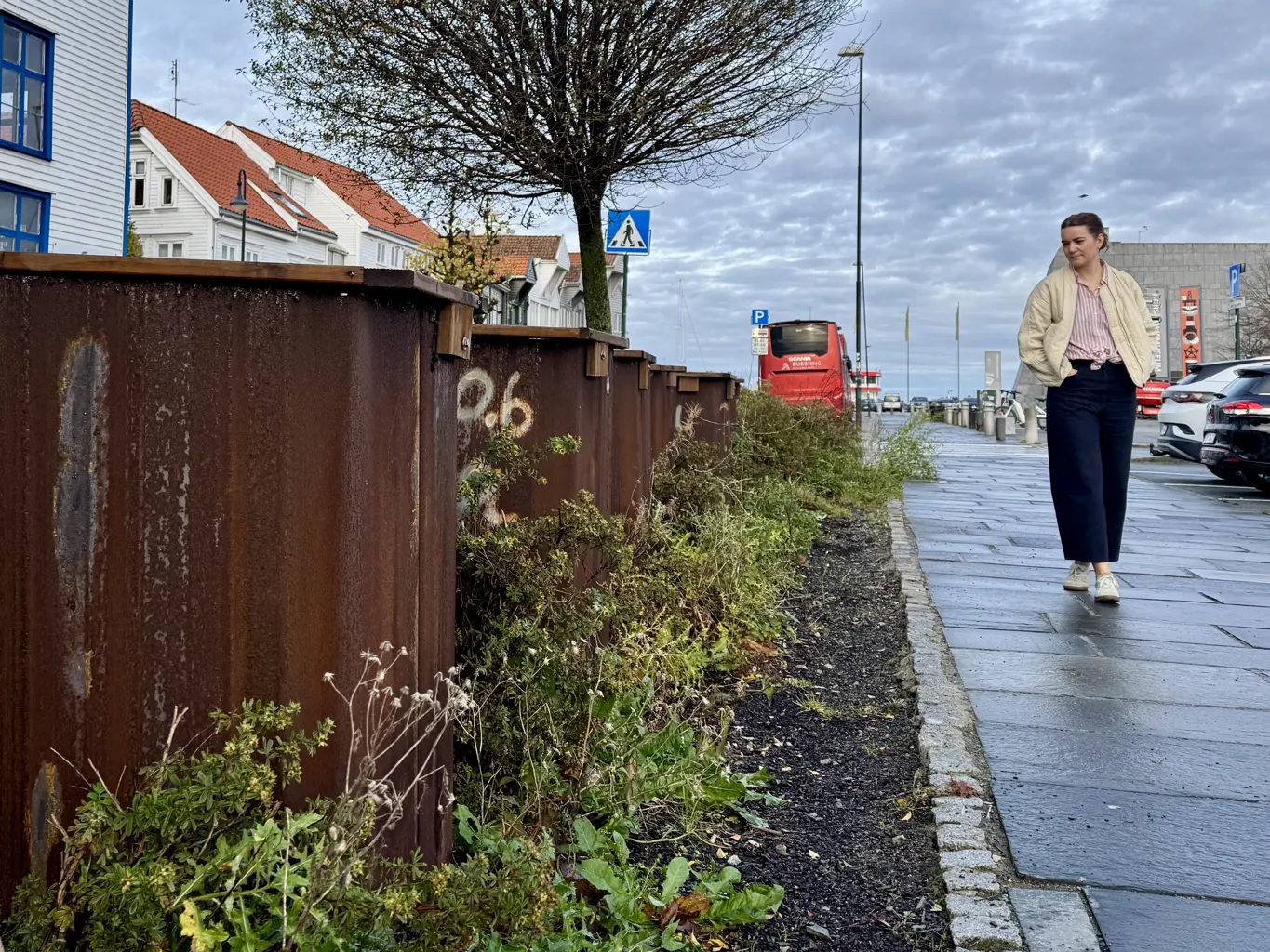 Stine Bjerga Haga studerer det 5,5 meter lange flaumvernet. Stine Bjerga Haga studerer det 5,5 meter lange flaumvernet.