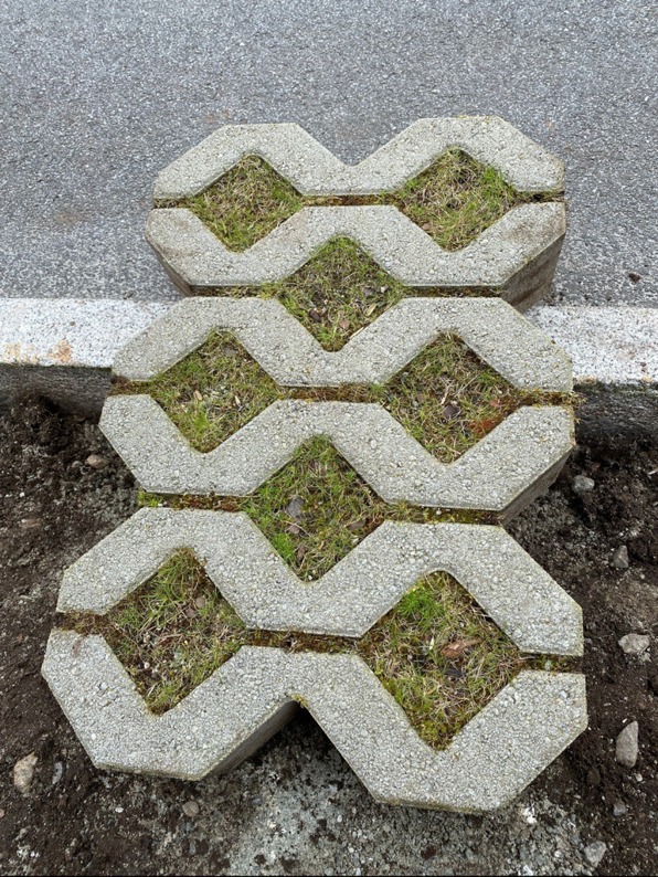 Gressarmering ligger på fortauskanten.