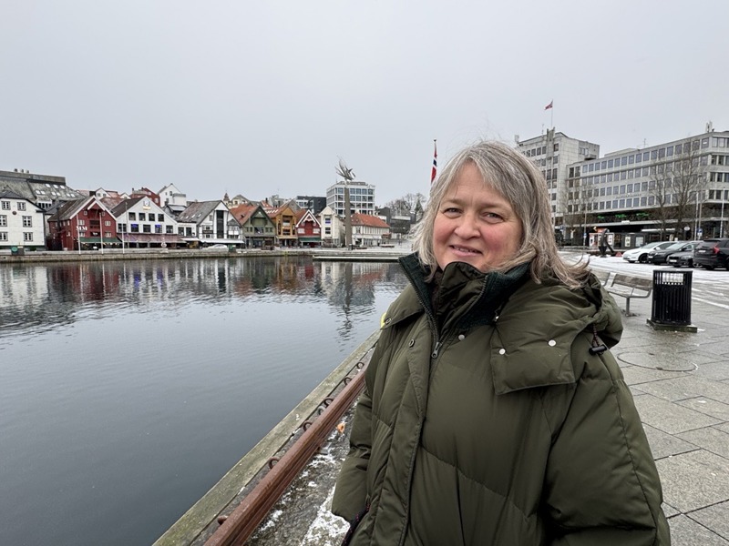 Else Dybkjær på kaikanten i Vågen