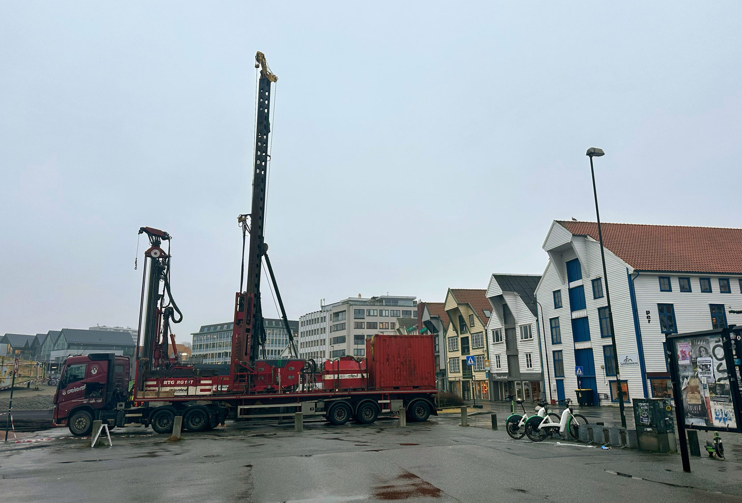 Lurer du på hva som skjer langs den blå promenaden i østre havn? På oppdrag fra kommunen skal det bygges en prøvespunt som i fremtiden vil kunne inngå i flomvernet som skal beskytte sentrumshalvøya mot havstigning.  Arbeid pågår mellom Geoparken og sjøhusene i østre havn.