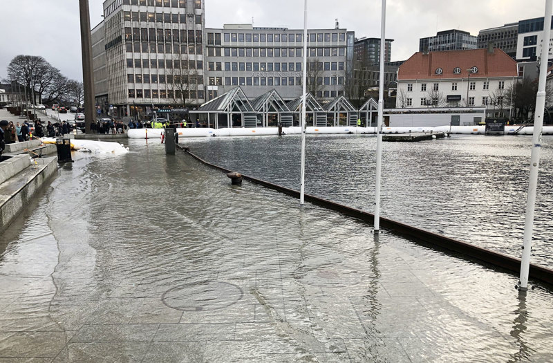 Oversvømmelse i Vågen - vannet går over kaikanten. 