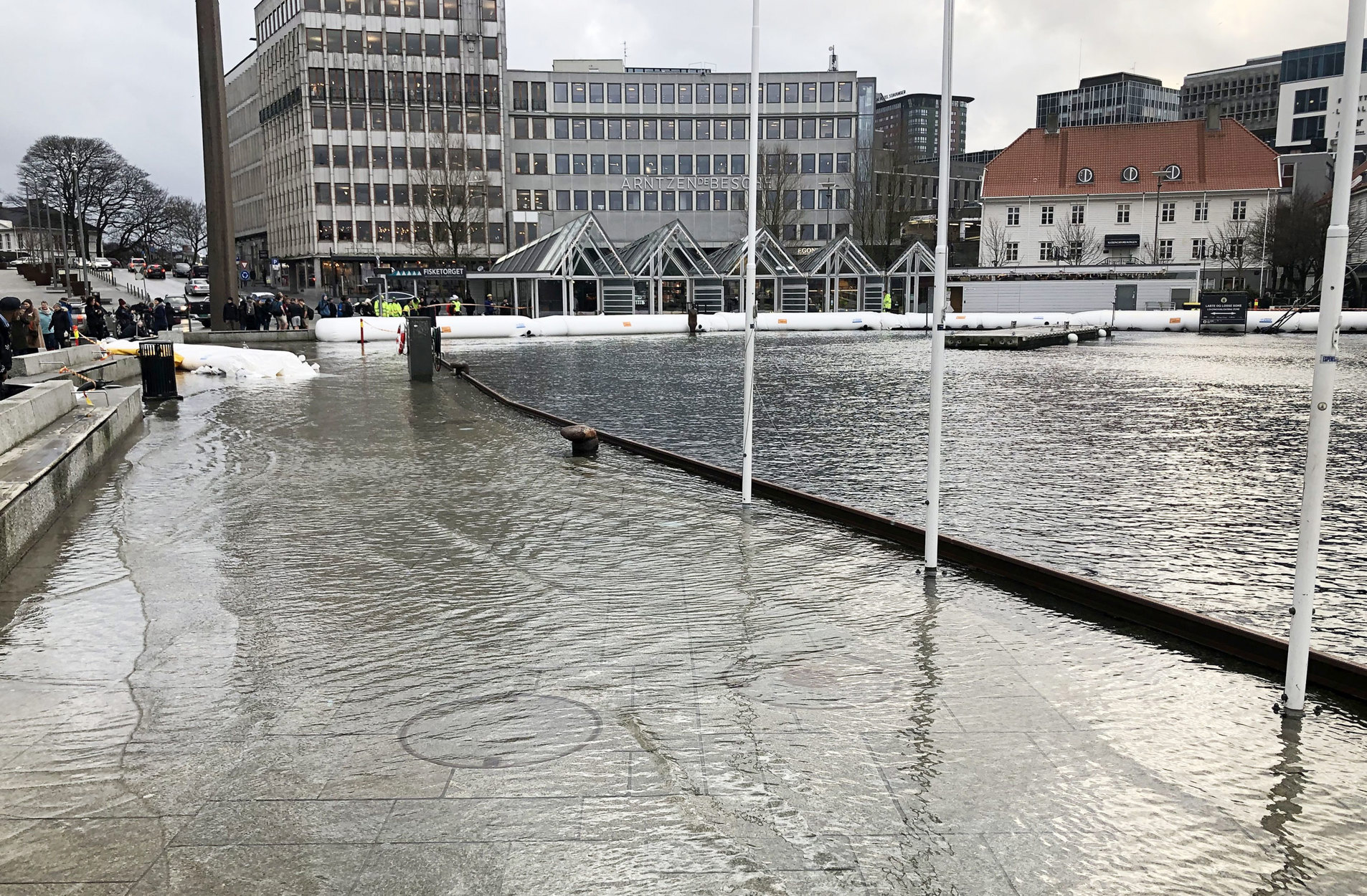 Oversvømmelse i Vågen - vannet går over kaikanten.