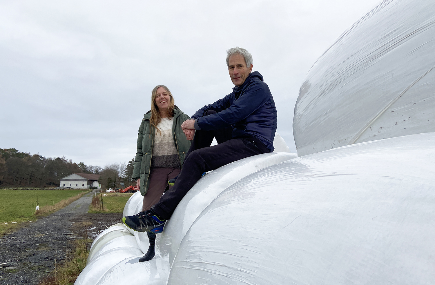 Miljøvernsjef Jane Nilsen Aalhus og landbrukssjef Geir Helge Rygg tar plastgrep i landbruket i Stavanger. Miljøvernsjef Jane Nilsen Aalhus og landbrukssjef Geir Helge Rygg tar plastgrep i landbruket i Stavanger.