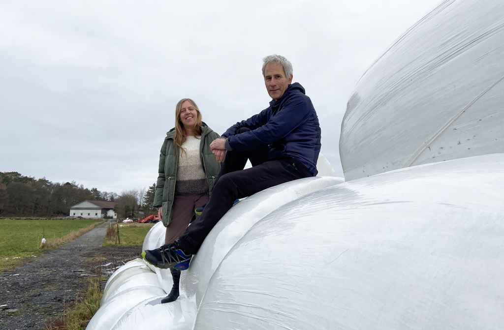 Miljøvernsjef Jane Nilsen Aalhus og landbrukssjef Geir Helge Rygg tar plastgrep i landbruket i Stavanger. 