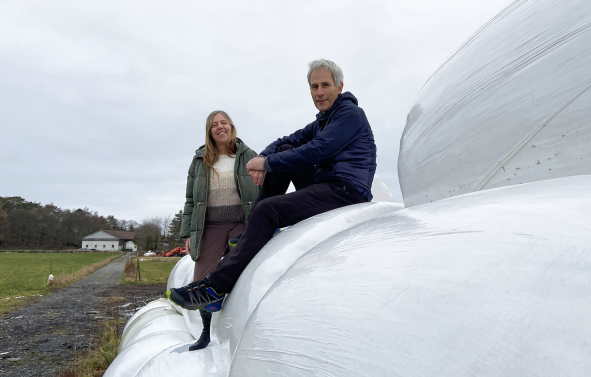 Miljøvernsjef Jane Nilsen Aalhus og landbrukssjef Geir Helge Rygg tar plastgrep i landbruket i Stavanger. 