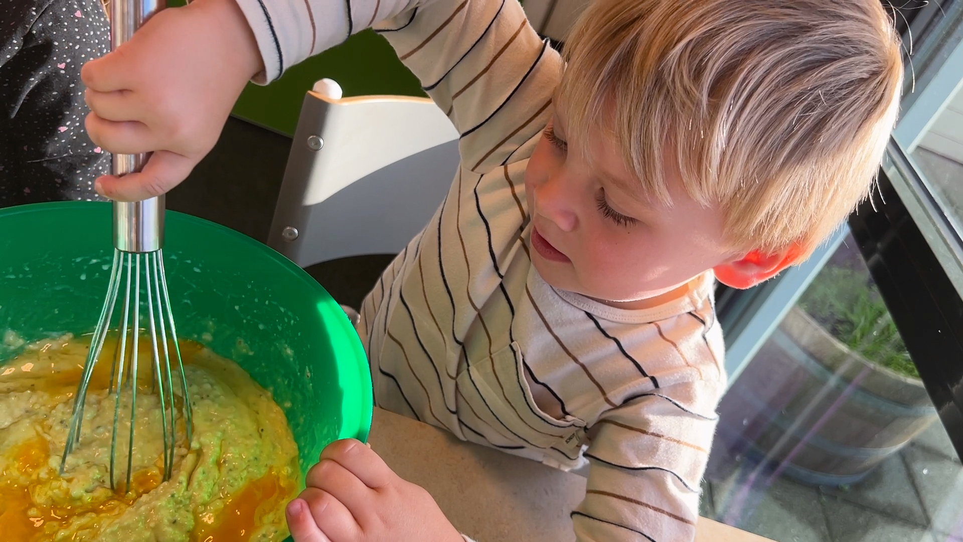 Magnus blander sammen ingrediensene. Magnus blander sammen ingrediensene.