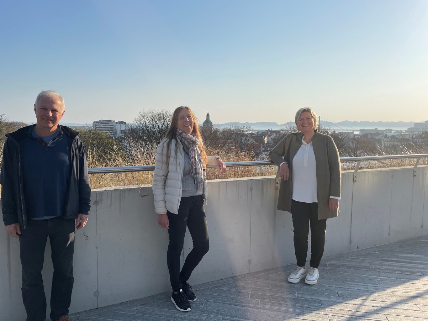 Prosjektleder Nicolai Songe-Møller, miljøvernsjef Jane Nilsen Aalhus og næringssjef Anne Woie skal støtte bedrifter som ønsker å etablere infrastruktur til elbillading. Skal dele ut