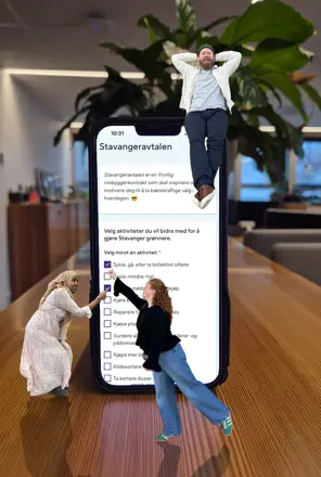 Illustrasjon av en stor mobiltelefon med Stavangeravtalen på skjermen, omgitt av personer i miniatyr som trykker på innholdet.