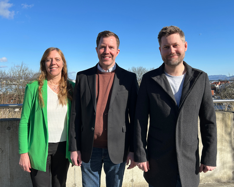 Gruppebilde  av Jane Nilsen Aalhus, miljøvernsjef i Stavanger kommune, ordfører i Stavanger Tormod Losnedal og utvalgsleder for klima og natur, Kjartan Alexander Lunde, ute i lav vintersol.