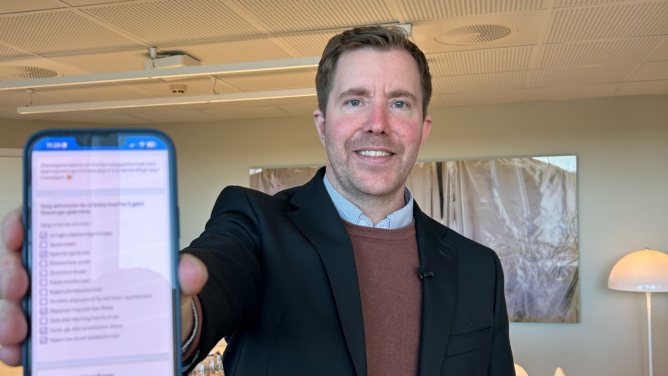 Ordfører Tormod Losnedal har valgt seg en rekke tiltak som han ønsker å bidra med i Stavangeravtalen Ordfører Tormod Losnedal holder og viser fram mobilen sin med tiltakene i Stavangeravtalen