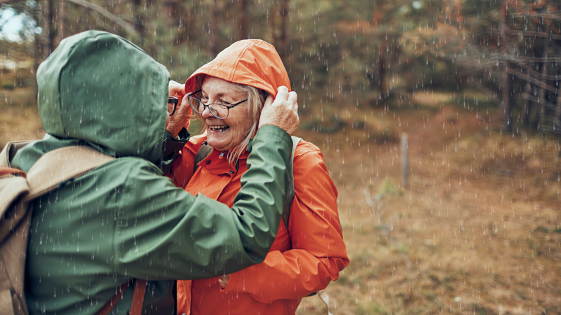 To eldre damer er ute på tur i regnet