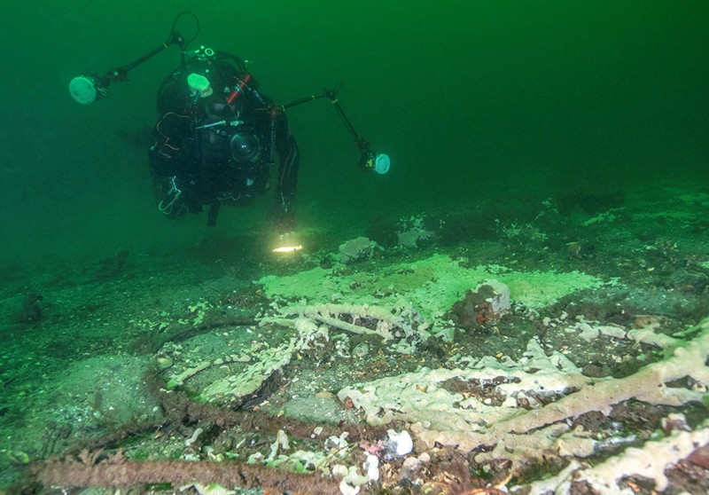 Havnespy på sjøbunnen. Dykker i bakgrunnen