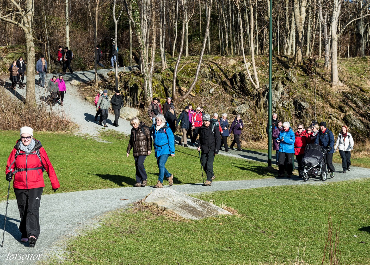 Mange folk på tursti i det grønne