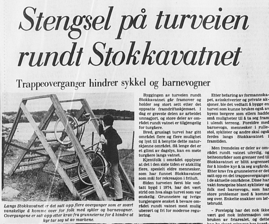 Avisutklipp viser gutt med sykkel ved gjerdeklyver langs et vann.