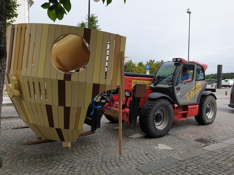 Deler av bikuben ble fraktet opp til Valberget tirsdag 9. august. 