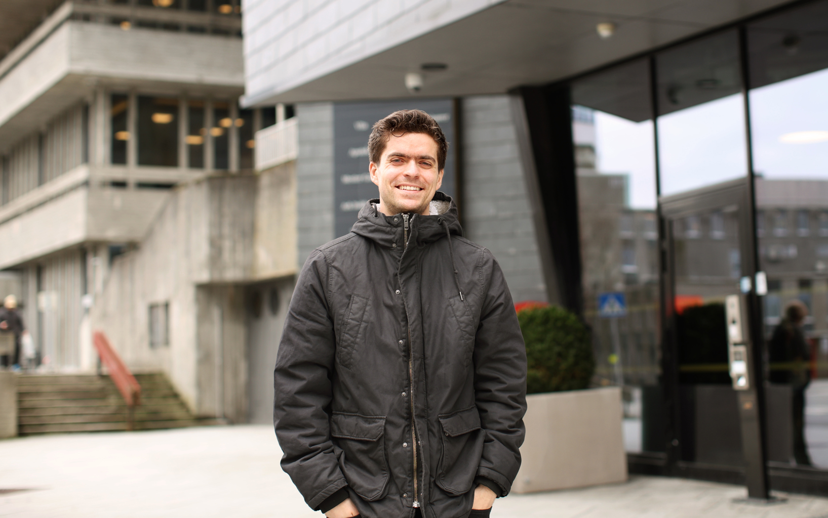 Stian Fantoft Alvestad er prosjektleder for aldersvennlig samfunn i Stavanger kommune. Portrettbilde av Stian. Han har mørkt, litt krøllet kort hår, skinnjakke. Han smiler.