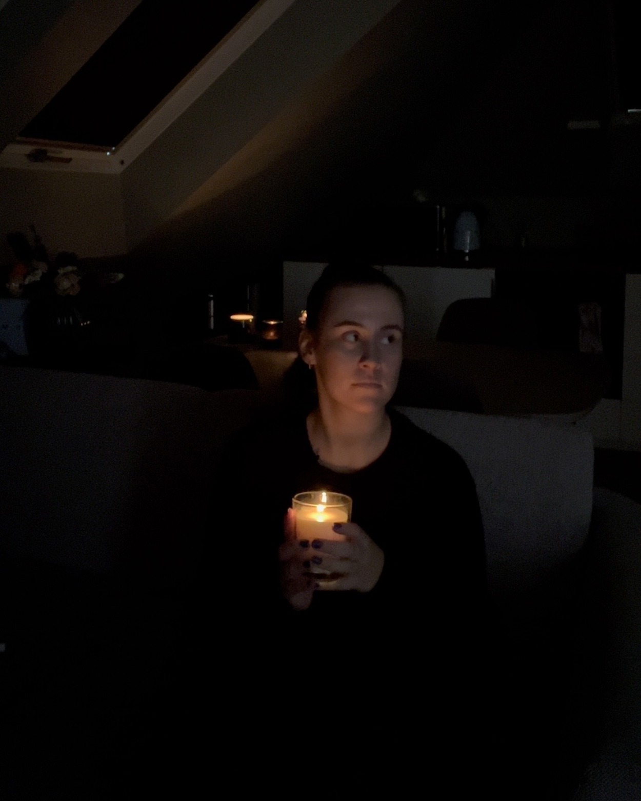 Hjelper det med duftlys, mon tro? Under egenberedskapsuka kan du følge med på hvor forberedt Emilie (23) er på et strømbrudd i sin loftsleilighet i Pedersgata. Følg med på Stavanger kommunes Instagram og Tiktok!!