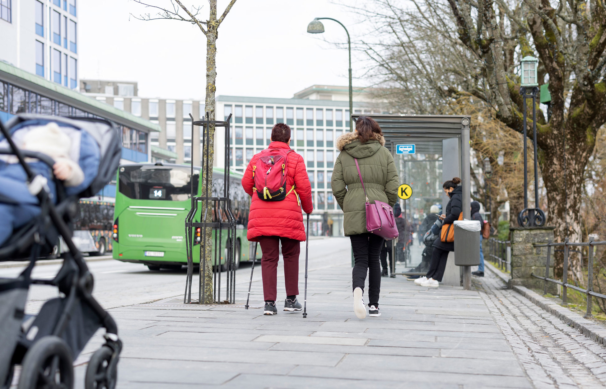 Fotgjengere og buss i Olav Vs gate i Stavanger sentrum