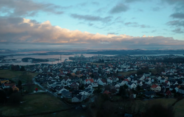 Dronefoto fra Byhaugen og østover. Foto: Haavard Hanasand