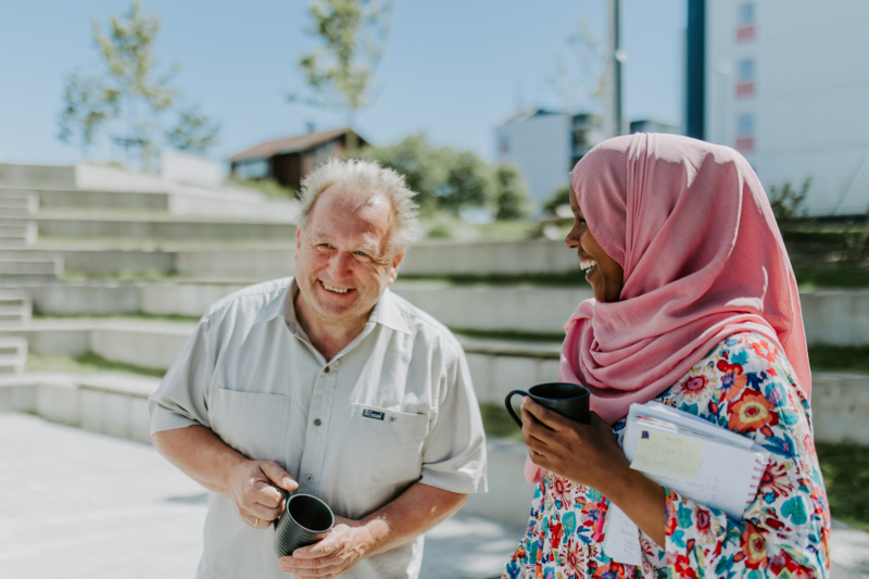 En dame og en mann smiler