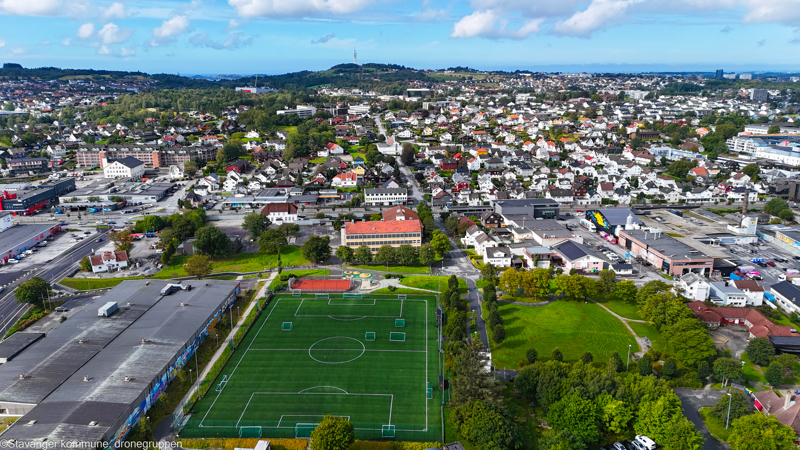 Dronebilde over Kvalaberg skole opp mot Ullandhaugtårnet