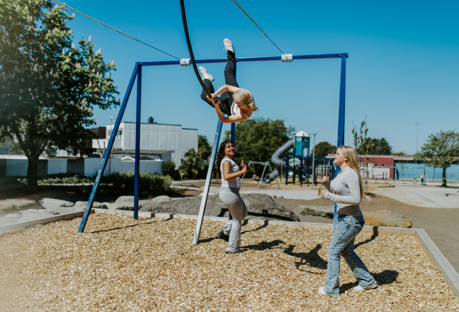 Jenter som leker med slengdisse