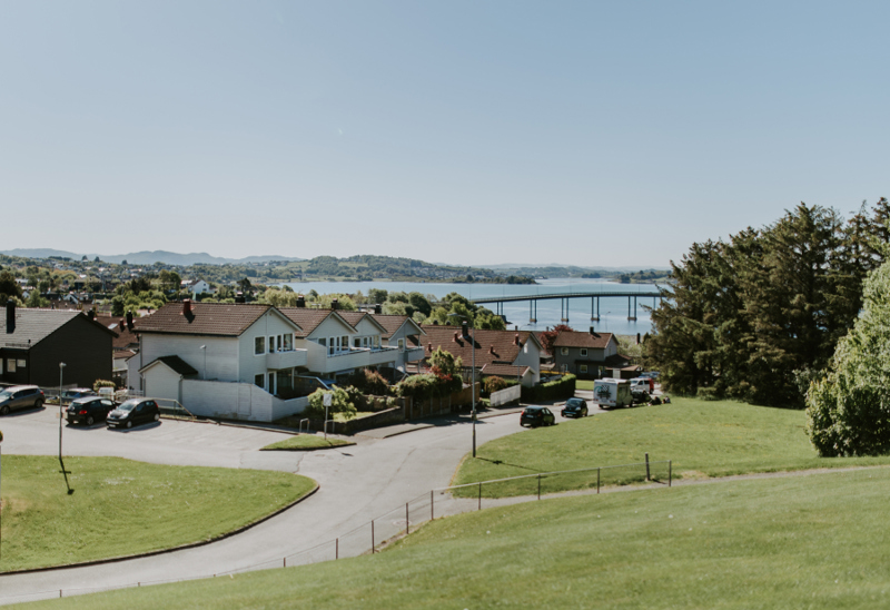 Nabolag i Kvernevik med Hafrsfjorden og Hafrsfjordbroen i bakgrunnen.