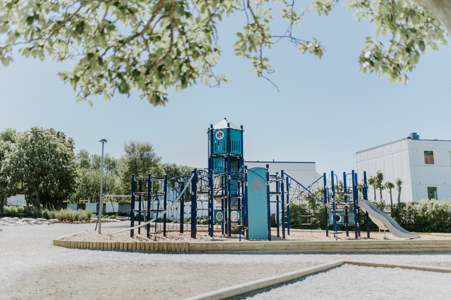 Ny blå lekeplass i Kvernevik med rusjebane og klatretårn