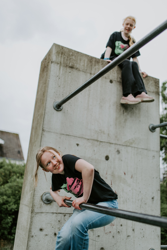 To jenter i klatrestativ