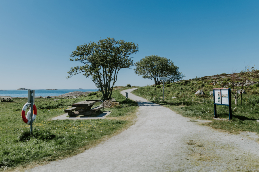 Tursti langs sjøen.