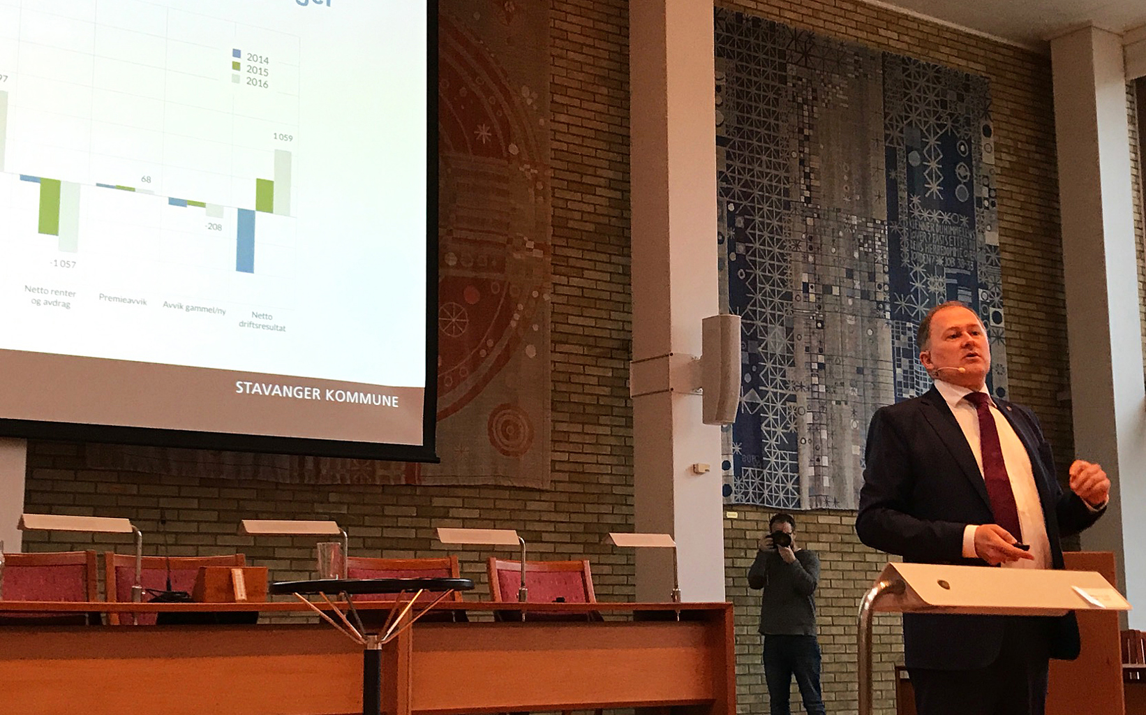 Rådmann Per Kristian Vareide presenterer handlings- og økonomiplanen.