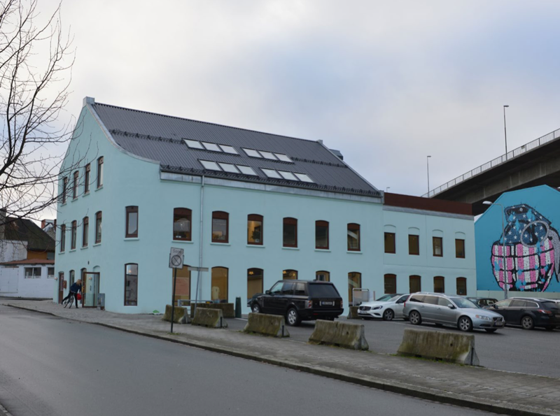 Absinthen i Nedre Banegate 41, er en av bygningene fra hermetikkepoken som er gitt nytt og aktuelt innhold. Sentrumsplanen har føringer for bevaring av flere bygg i denne gata, som til sammen forteller om sentrums og byens historie.