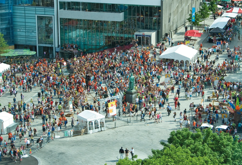 Festival og masse folk på Domkirkeplassen og i torgtrappene. 