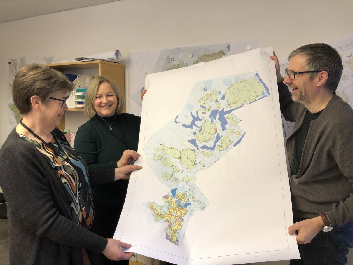 Inger Narvestad Anda, Linda Christine Olsen og Kaj Lea fra avdeling for byutvikling med kartet over nye Stavanger kommune.