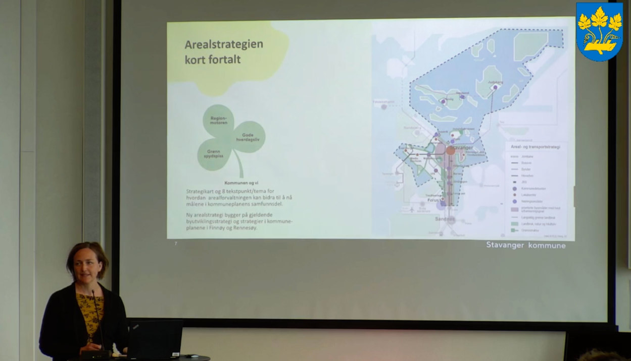 Eli Sirnes Willumsen presenterte arealstrategien i kommunalutvalget 10. mai 2022. 