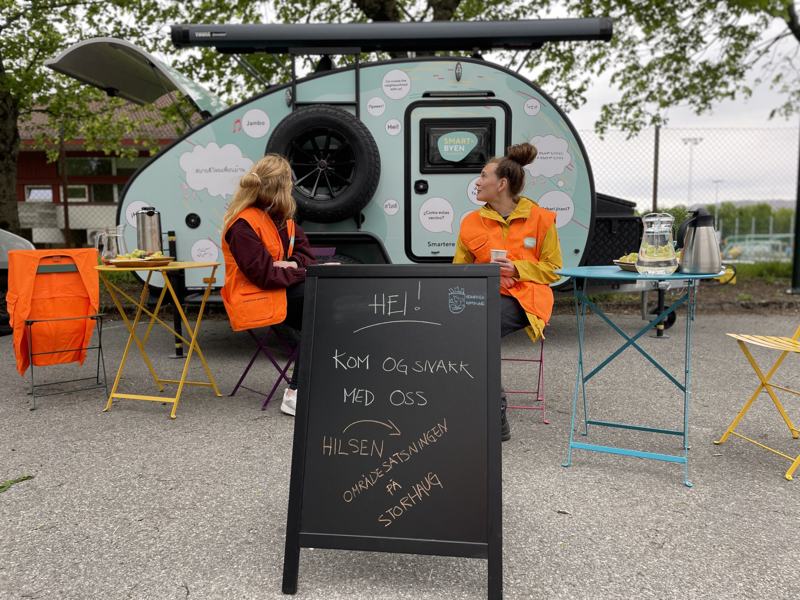 Campingvogna med skilt: "Kom og snakk med oss"