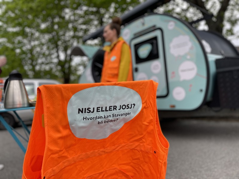 Refleksvest med tekst: "Nisj eller josj?"