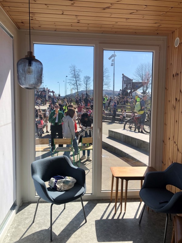 Container på Hillevåg torg - med vindu der man ser ut på torget