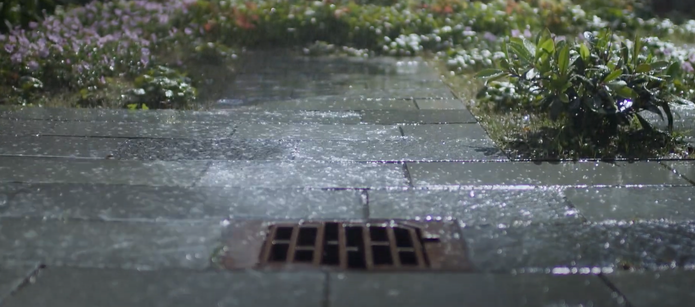 Det pøsregner på heller i et uterom.