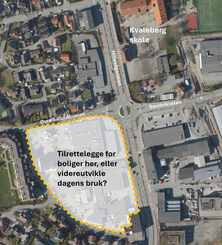 Kart med markering av området sør for Øvre Sandvikveien og vest for bussveien, der man vurderer å supplere næringsområdet med boliger. 