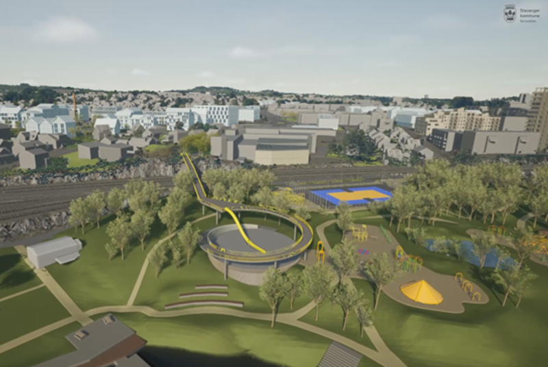 Skisse av planlagt bru over jernbanen og ned til framtidig park ved sjøen. Brua snirkler seg ned som en karusell, for å få slak nok bakke til at rullestoler, barnevogner kan trille der. 