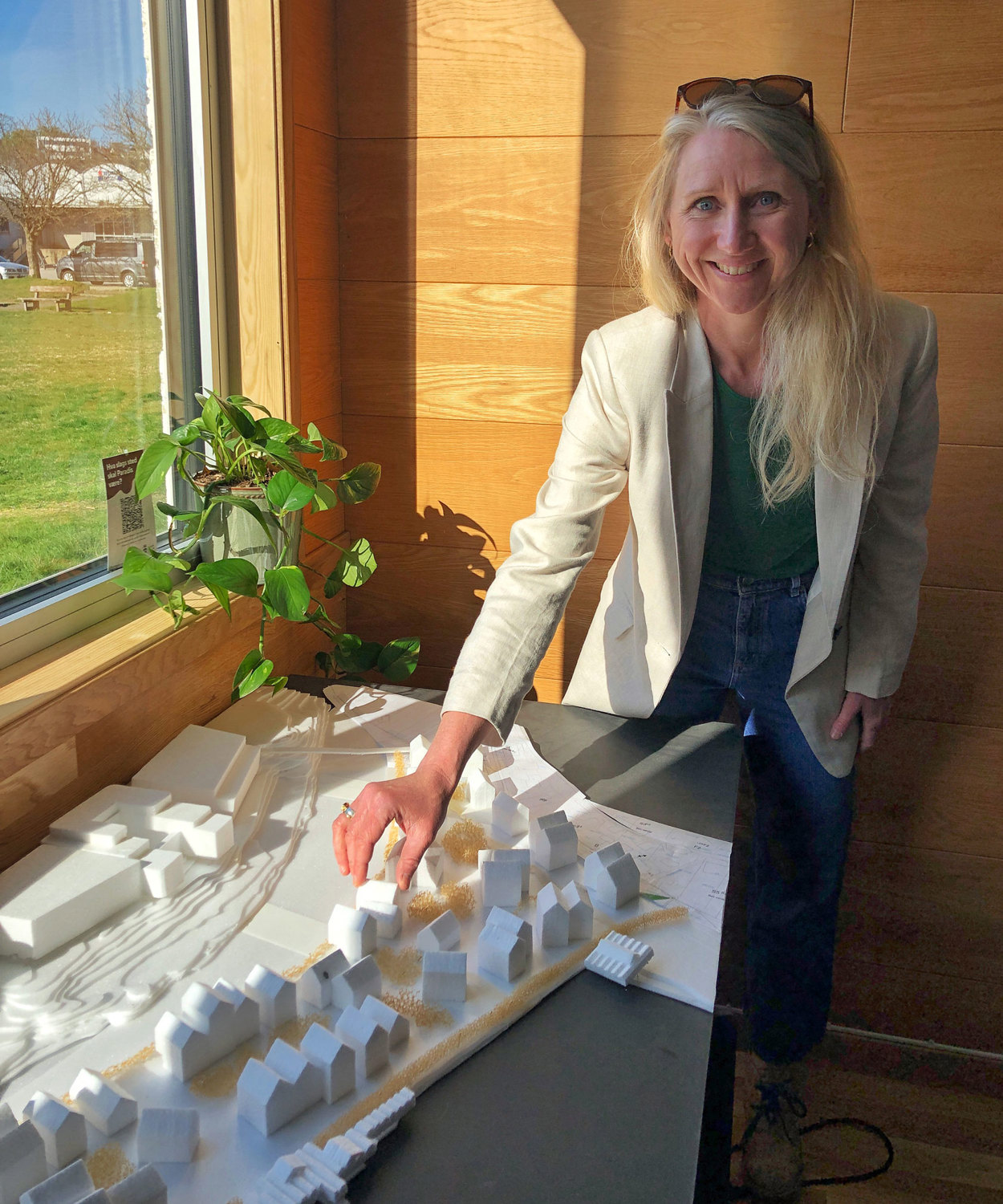 Ingrid Eileraas foran en modell av mulig bebyggelse i Paradis