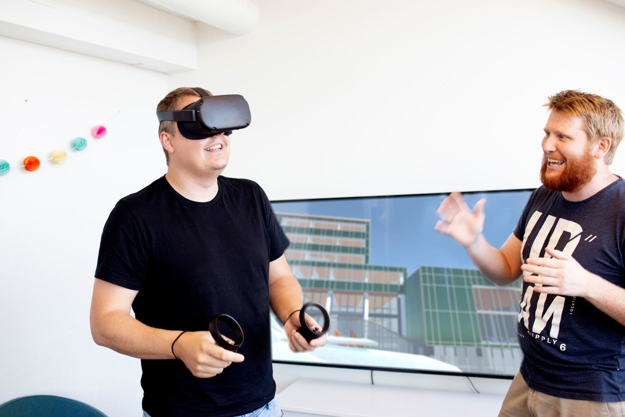 Tim Esborn og Martin Ljosdal i avdeling for kart og digitale tjenester tester ut innbyggerinvolvering på VR-vis. 