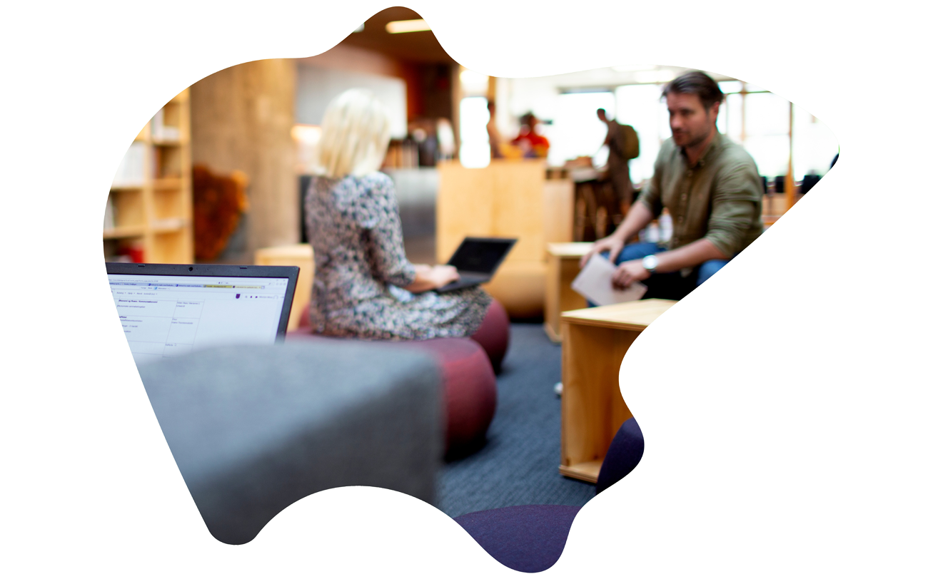 To ansatte i fellesareal i Olav Kyrres gate 19. Foto: Minna Suojoki