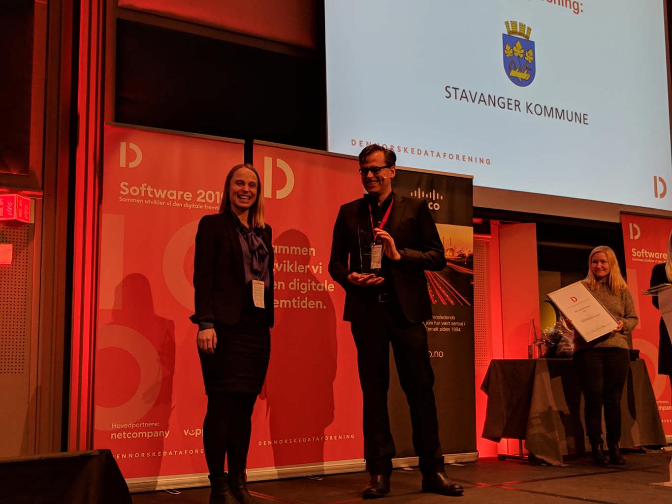 Linn S. Jensen fra kommunens smartbyavdeling mottar prisen for beste smartbyløsning 2018. Prisen deles ut av Christian Torp, generalsekretær i Den norske dataforening. Linn S. Jensen fra kommunens smartbyavdeling mottar prisen for beste smartbyløsning 2018. Prisen deles ut av Christian Torp, generalsekretær i Den norske dataforening.