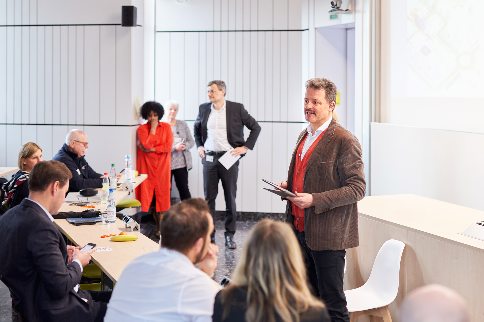 Philip Durnford, rådgiver smartbyen, Stavanger kommune, ledet workshop med Airmour-partnere om hvordan droner kan innlemmes i medisinske tjenester. Foto: Nicolas Wefers / Regionalmanagement Nordhessen
