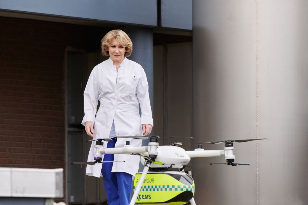 Laboratorieleder Edith Danner henter last med vevsprøver fra dronen som har landet ved patologiavdelingen til Kassel Clinic.